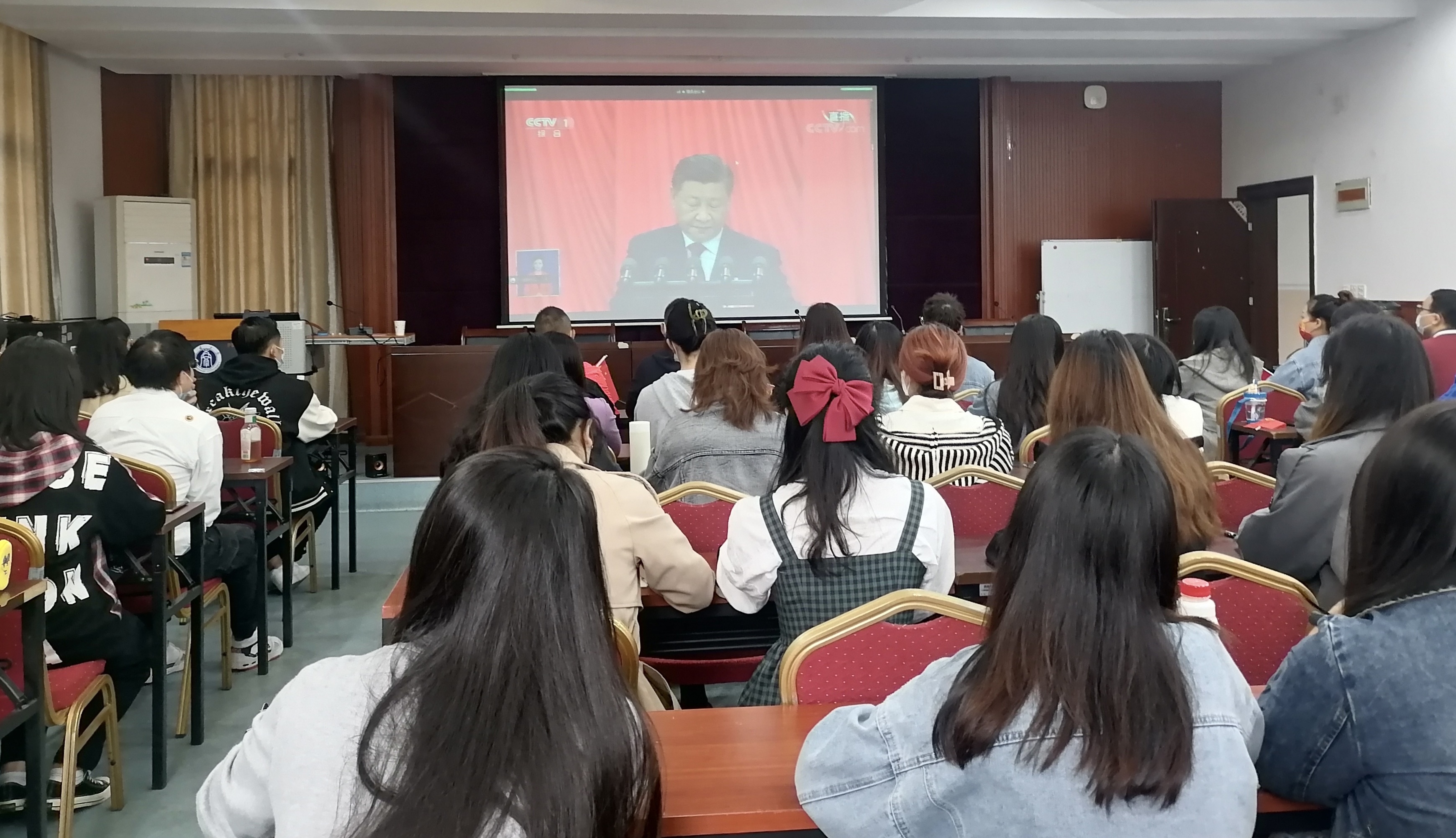 观看党的二十大开幕会.jpg